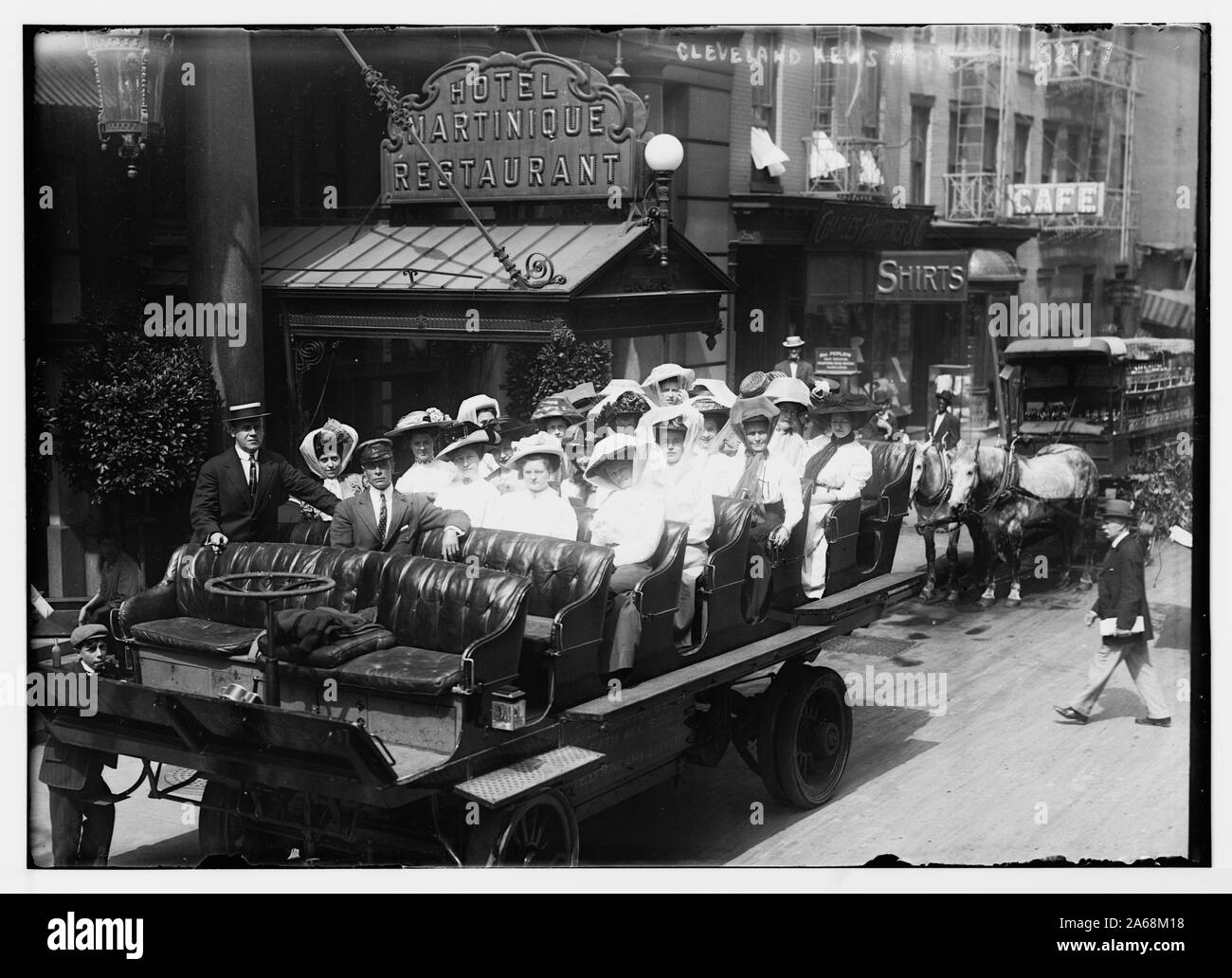 Le donne in grande il trasporto su strada a Cleveland nuovo interlocutore Foto Stock