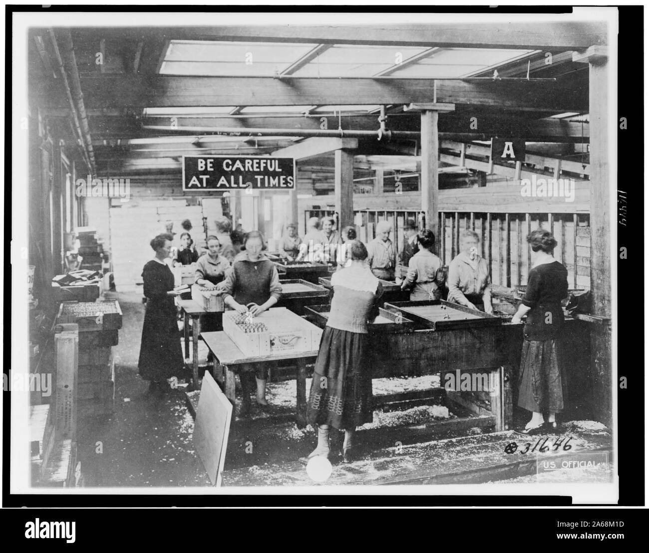 Donne immersione bouchon assiemi per bombe a mano in Vatudrip per prevenire la formazione di ruggine, Gorham Manufacturing Co. di Providence, Rhode Island, durante la Prima Guerra Mondiale Foto Stock