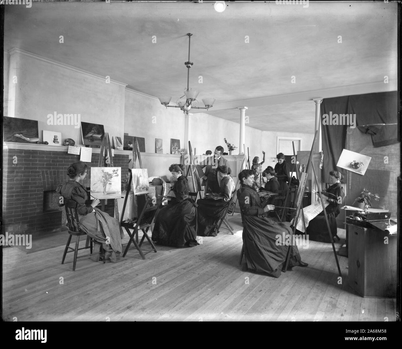 Donne pittura presso i cavalletti in una classe presso l'Art Students League, Washington D.C. Foto Stock