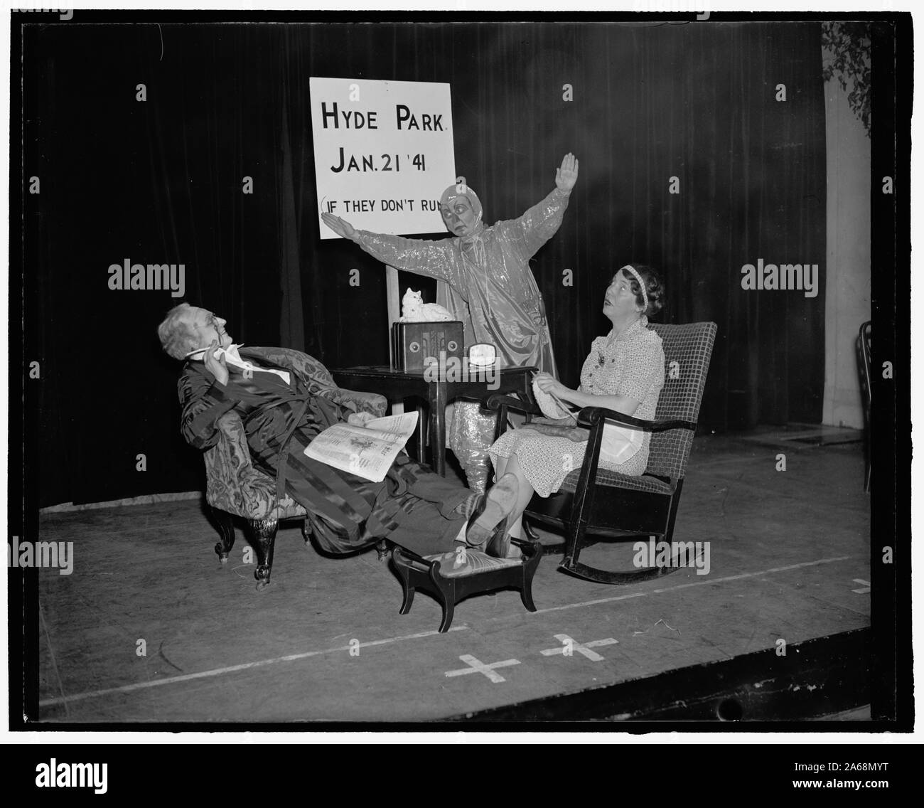 Donna Press Club skit incarica il futuro primo signore su come ottenere lungo. 4. Di scena a Hyde Park, supponendo che Roosevelt ha ritirato da scudiero di Douchess County, quando un uomo da Marte scende in per chiedergli di essere presidente dell'universo. Egli pensa che sia una buona idea e subito dice di spostare il sole un po' ad appena poco un angolo diverso. Roosevelt è Esther Von Wagoner Tufty del servizio Tufty, Pat O'Malley del C.A.A. è uomo da Marte, mentre Virgila Stphens, del Washington Time-Herald, è la signora Roosevelt Foto Stock