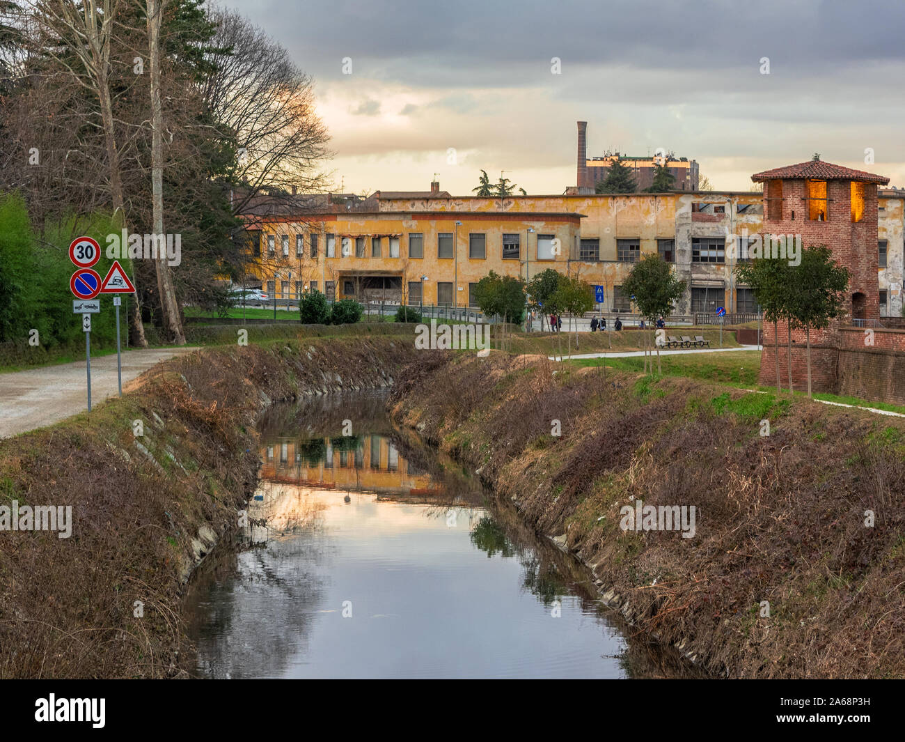 Ciclo pedonali percorsi lungo le rive del fiume in un parco in Lombardia, Italia Foto Stock