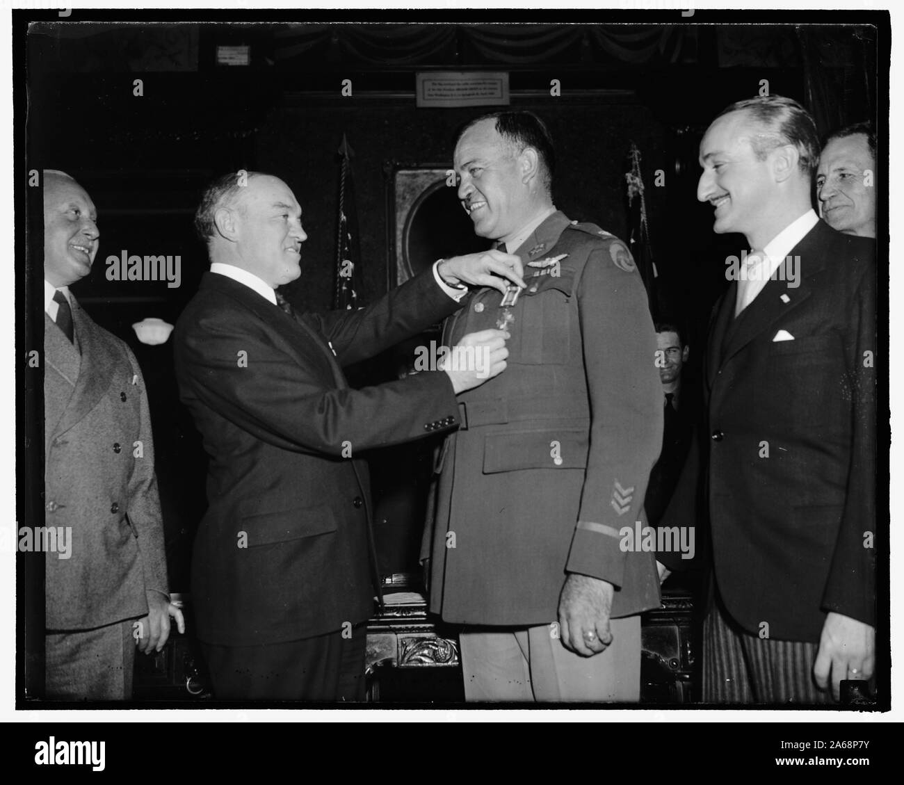 Woodring awards distinguished Flying Cross al comandante della misericordia di volo. Washington, 14 febbraio. Il segretario della guerra Harry Woodring, ha presentato oggi i principali Calen W. Haynes, aria Corps, con illustri battenti la croce per il suo lavoro nel comandare la recente fuga di un bombardiere dell esercito in Cile con un carico di medicinali e forniture per i superstiti del terremoto cileno. L'incaricato d'affari ad interim dell'ambasciata cilena, Senor Don Sergio Hunees, guarda a. Principali Haynes ha portato il bombardiere a Langley Field, Va. questa mattina e ha volato a Washington per la medaglia presentazione questo pomeriggio, 2-14-39 Foto Stock