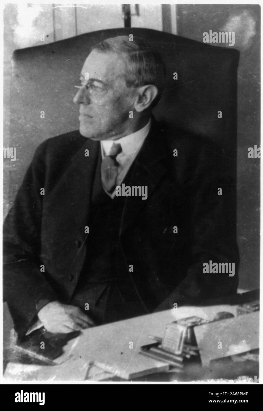 Woodrow Wilson, mezza lunghezza ritratto, seduto alla scrivania, rivolto verso sinistra, in corrispondenza di una sua prima le riunioni di gabinetto Foto Stock