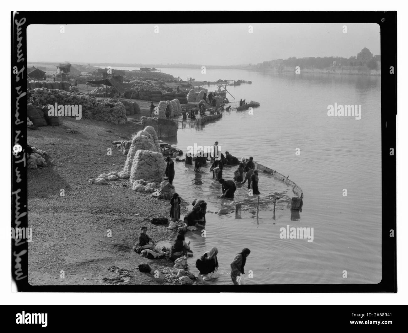Lavaggio lana sul Tigri banche a Mosul Foto Stock