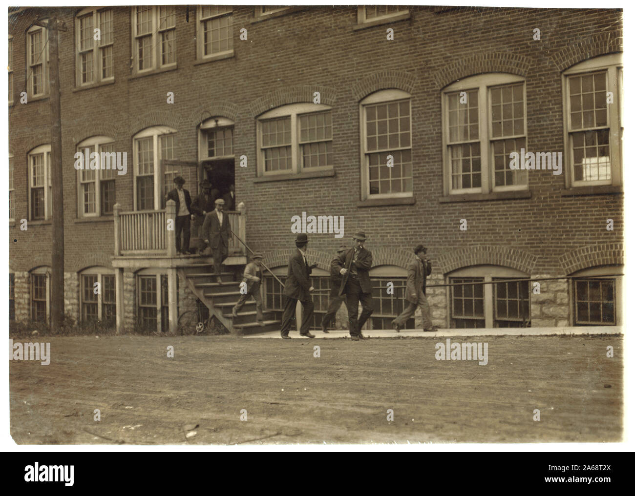 Lavoratori a Fargo & Phelps Scarpa Co., visto sei ragazzi e due ragazze probabilmente sotto 14. Grandi iscriviti, ragazzi volevano. Abstract: Fotografie dal record della Nazionale di Lavoro Minorile Comitato (USA) Foto Stock
