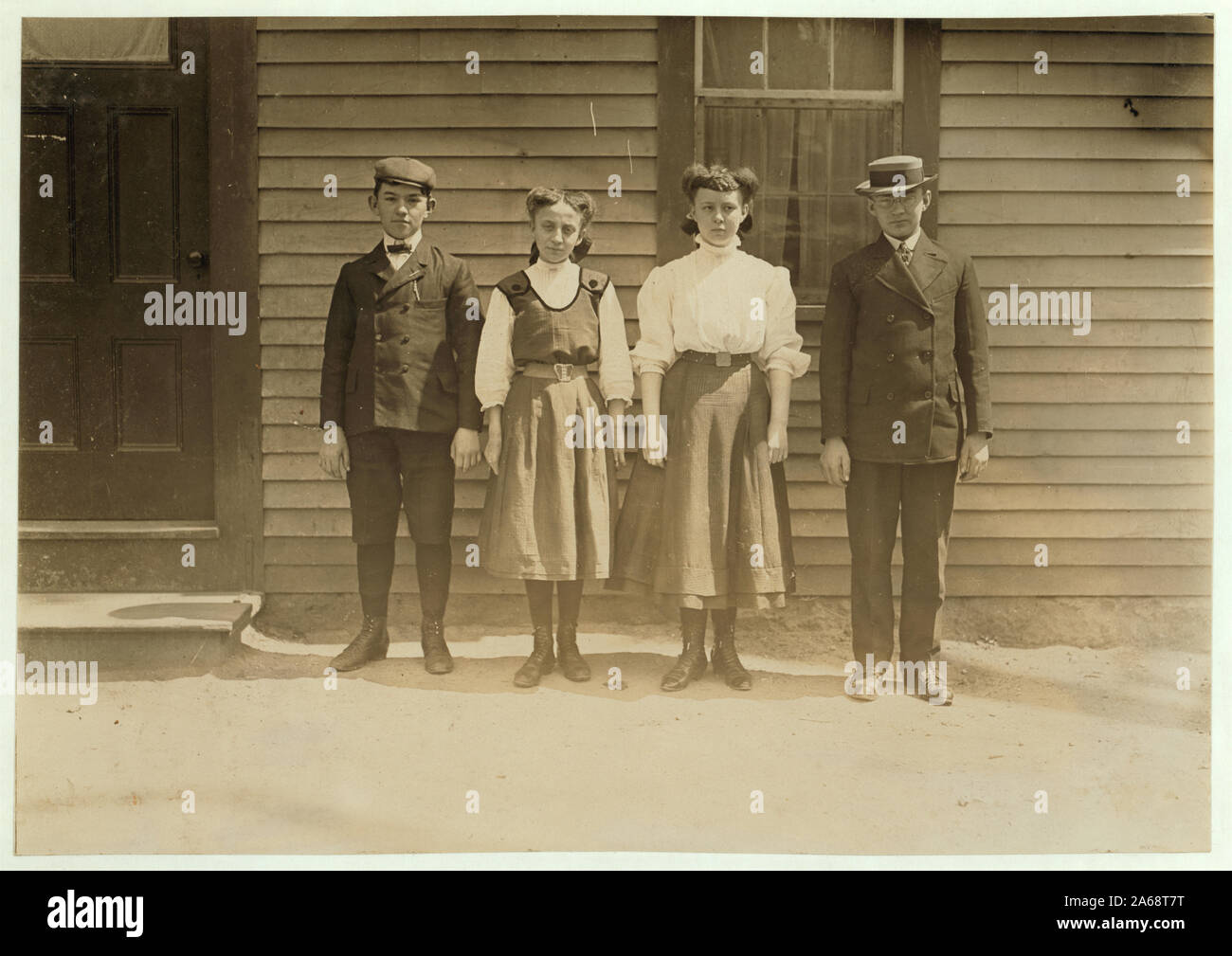 Lavoratori in Phoenix Mill, Phoenix, R.I. Ragazzo estremità sinistra, Giuseppe Le Vier sta iniziando a lavorare. Successivamente, Regina la pianta (ha lavorato 1/2 anno). Prossima Rosabell La pianta (2 anni). Prossima Armond La pianta (2 anni). Non parla inglese. Abstract: Fotografie dal record della Nazionale di Lavoro Minorile Comitato (USA) Foto Stock