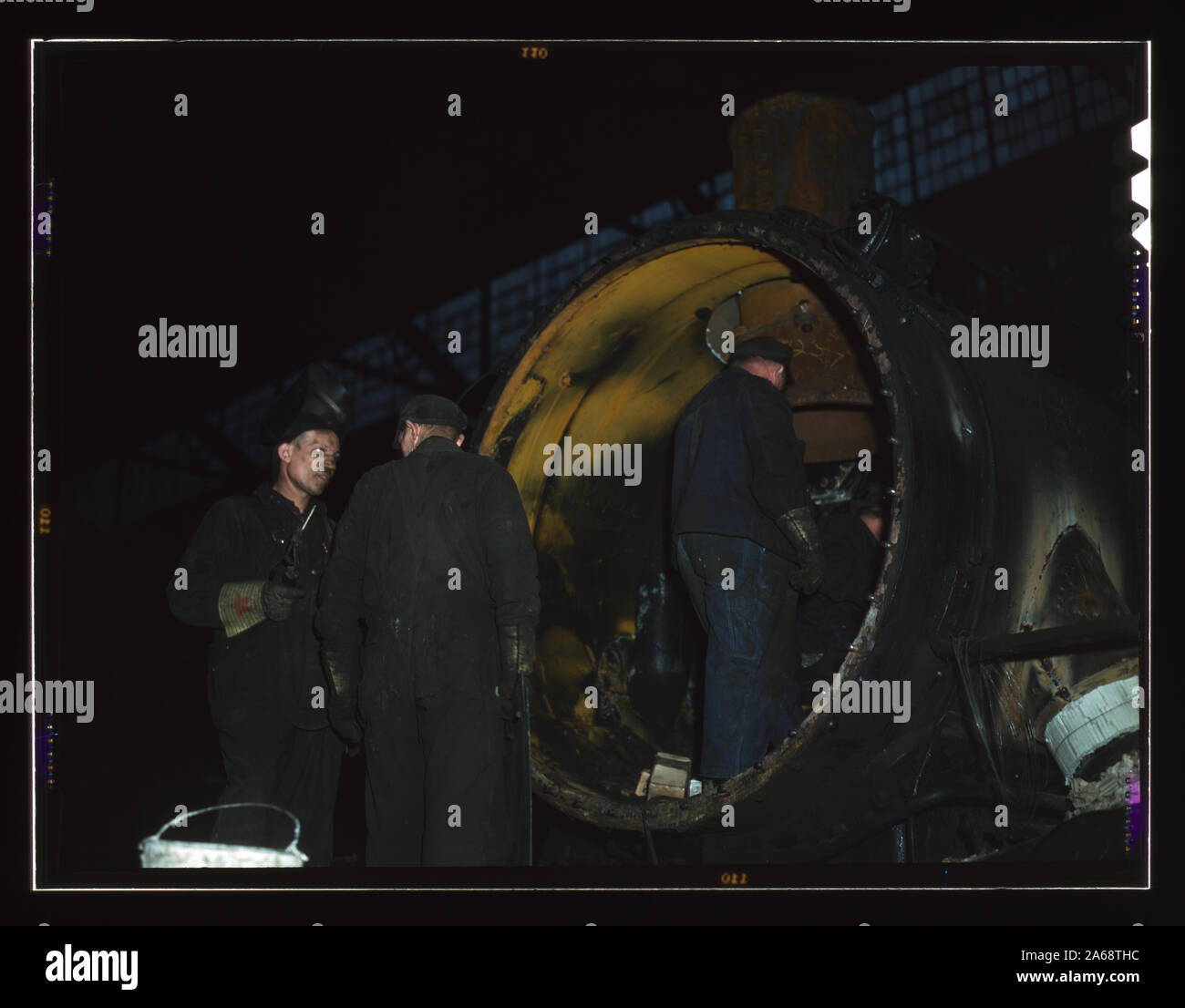 Lavorando sulla caldaia di una locomotiva di 40th Street negozi della C & NW RR [ossia Chicago e North Western railroad], Chicago, Ill. Foto Stock