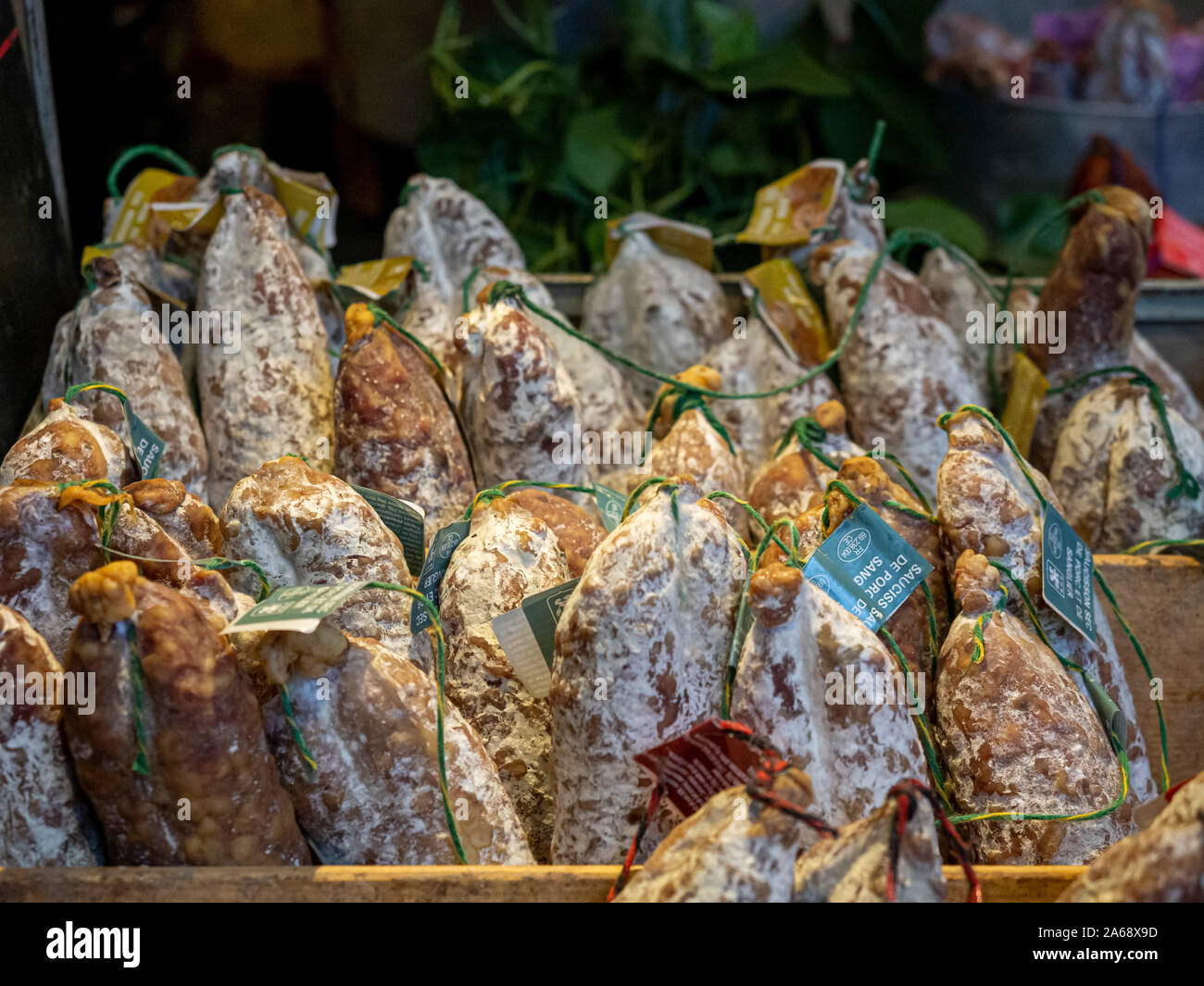Salsiccia per la vendita nel mercato di Borough, Londra, Regno Unito. Foto Stock