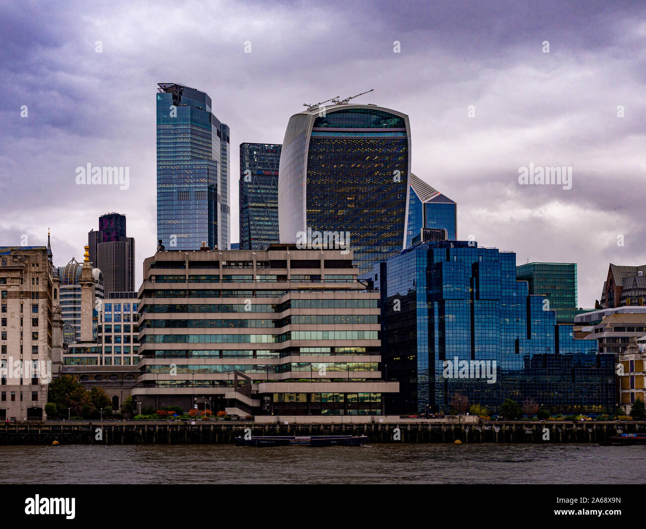 Walkie talkie e altri edifici del quartiere finanziario di Londra con il fiume Tamigi in primo piano. Foto Stock