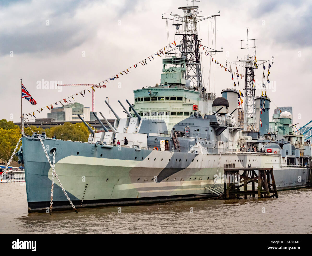 HMS Belfast, una città-classe incrociatore leggero costruito per la Royal Navy. Ora azionati dalla Imperial War Museum e permanentemente ormeggiato sul fiume Tamigi, Foto Stock