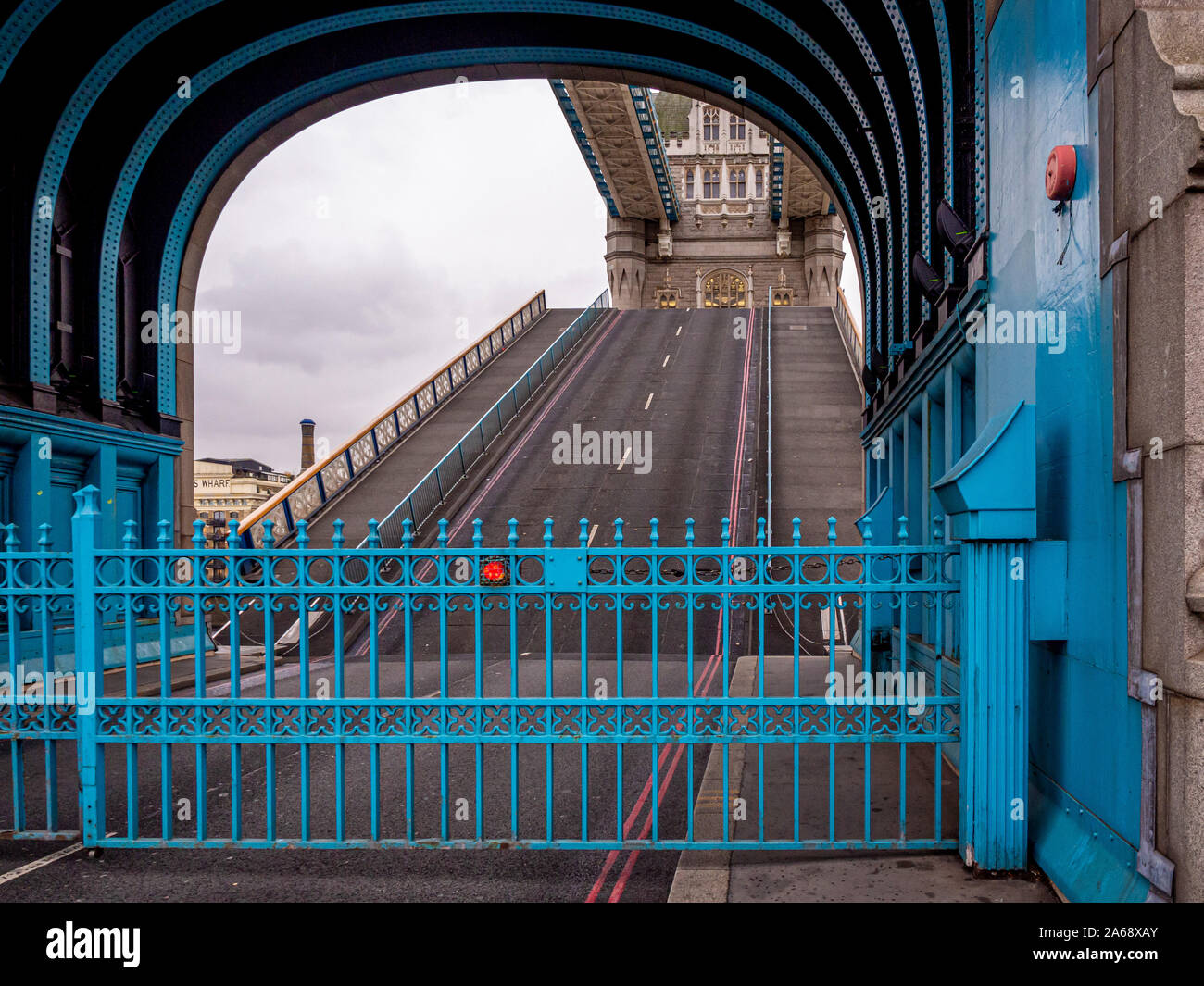 Il Tower Bridge Road sezione apertura per consentire alle barche attraverso il fiume Tamigi, Londra, Regno Unito. Foto Stock