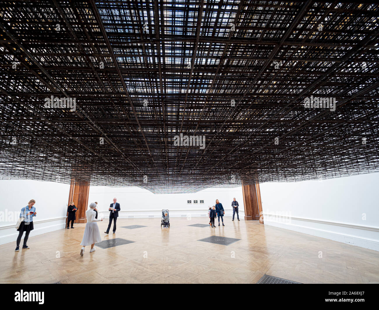 Matrix III 2019, di Antony Gormley, presso la Royal Academy di Londra, Regno Unito. Foto Stock