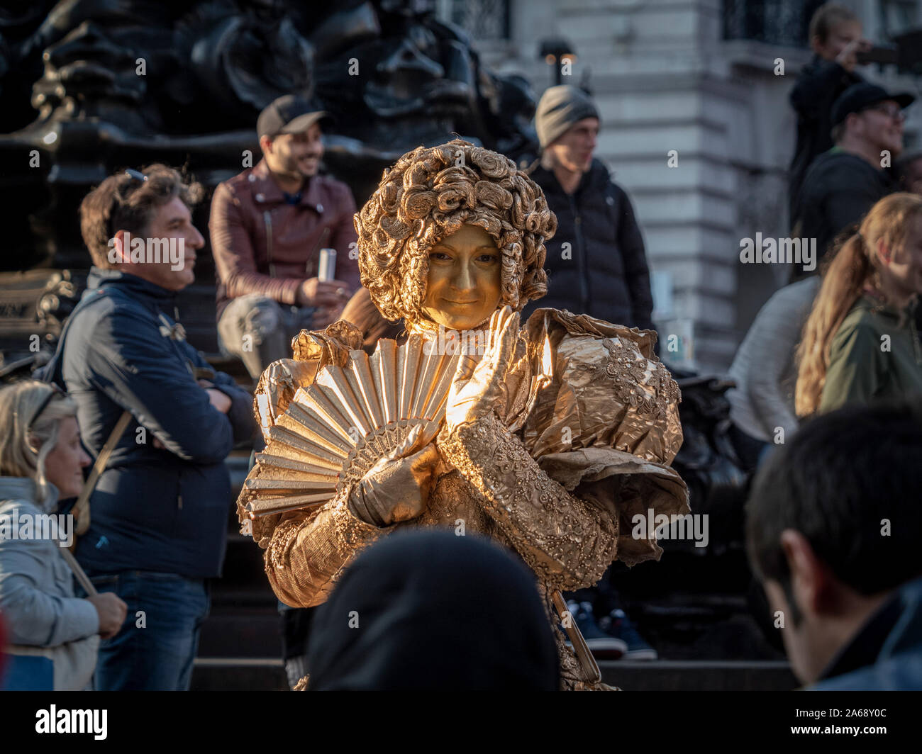 Street performer di Piccadilly Circus, Londra, Regno Unito. Foto Stock