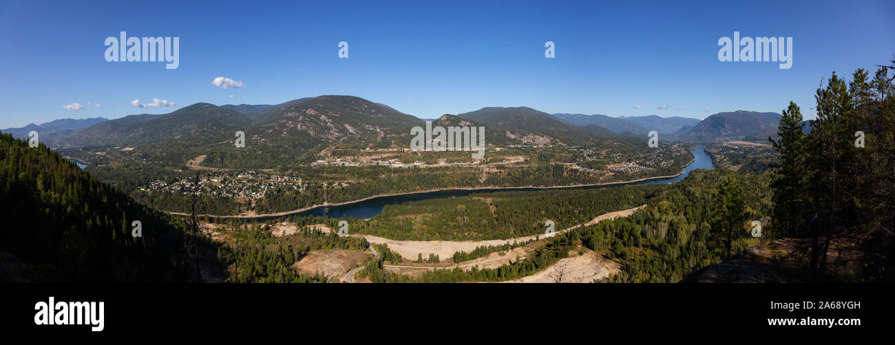 Antenna vista panoramica di una piccola cittadina, Castlegar, durante una soleggiata giornata estiva. Situato nel centro di Kootenay, British Columbia, Canada. Foto Stock