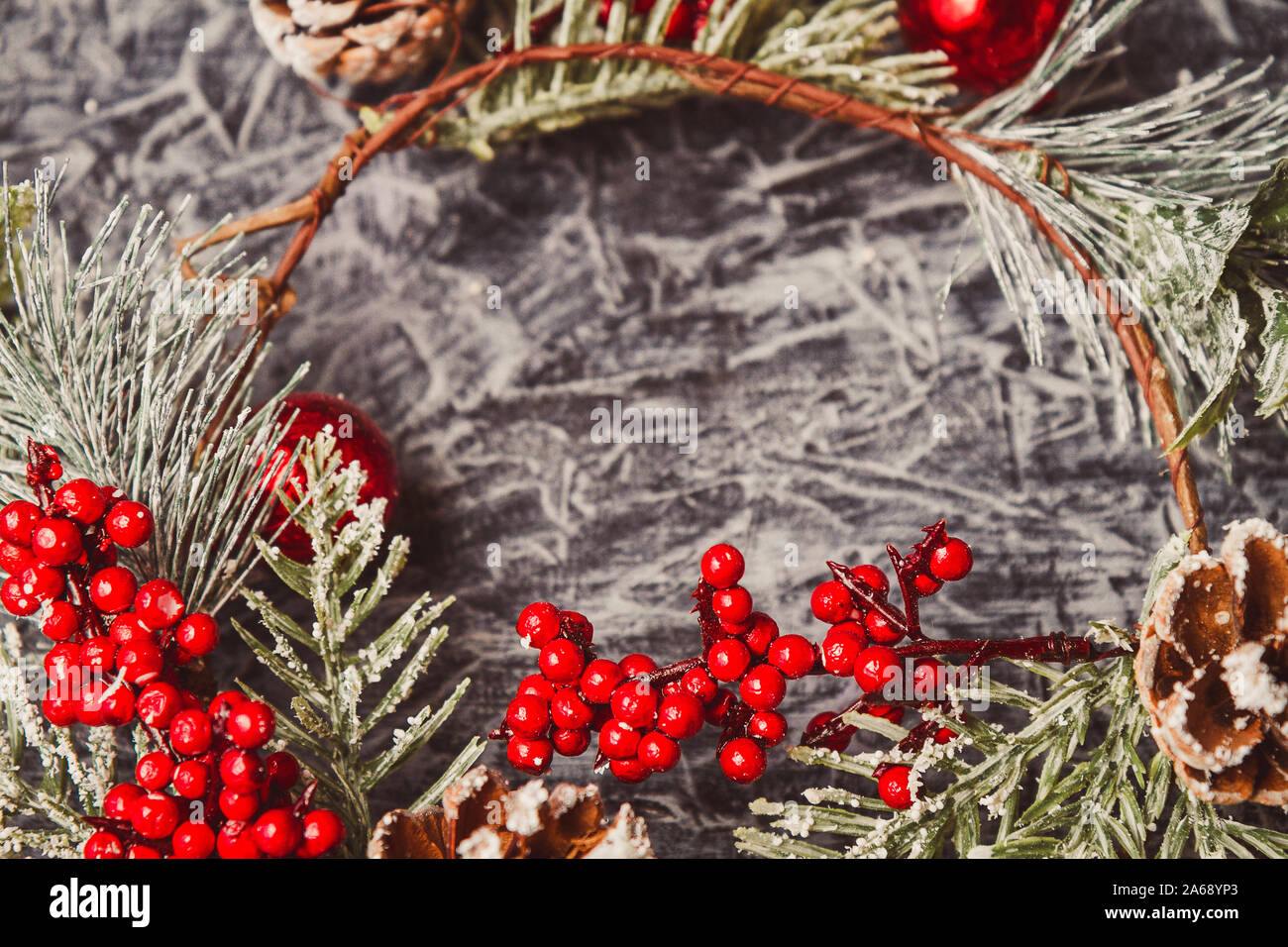 Ghirlanda di Natale su sfondo di calcestruzzo. Decorazioni di Natale self made Foto Stock