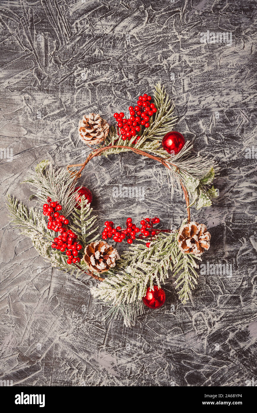 Ghirlanda di Natale su sfondo di calcestruzzo. Decorazioni di Natale self made Foto Stock