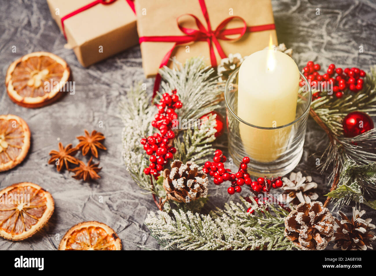 Natale candele e ornamenti su sfondo di calcestruzzo con luci Foto Stock