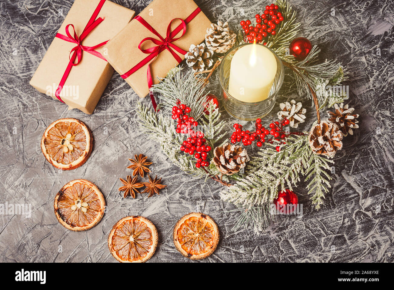 Natale candele e ornamenti su sfondo di calcestruzzo con luci Foto Stock