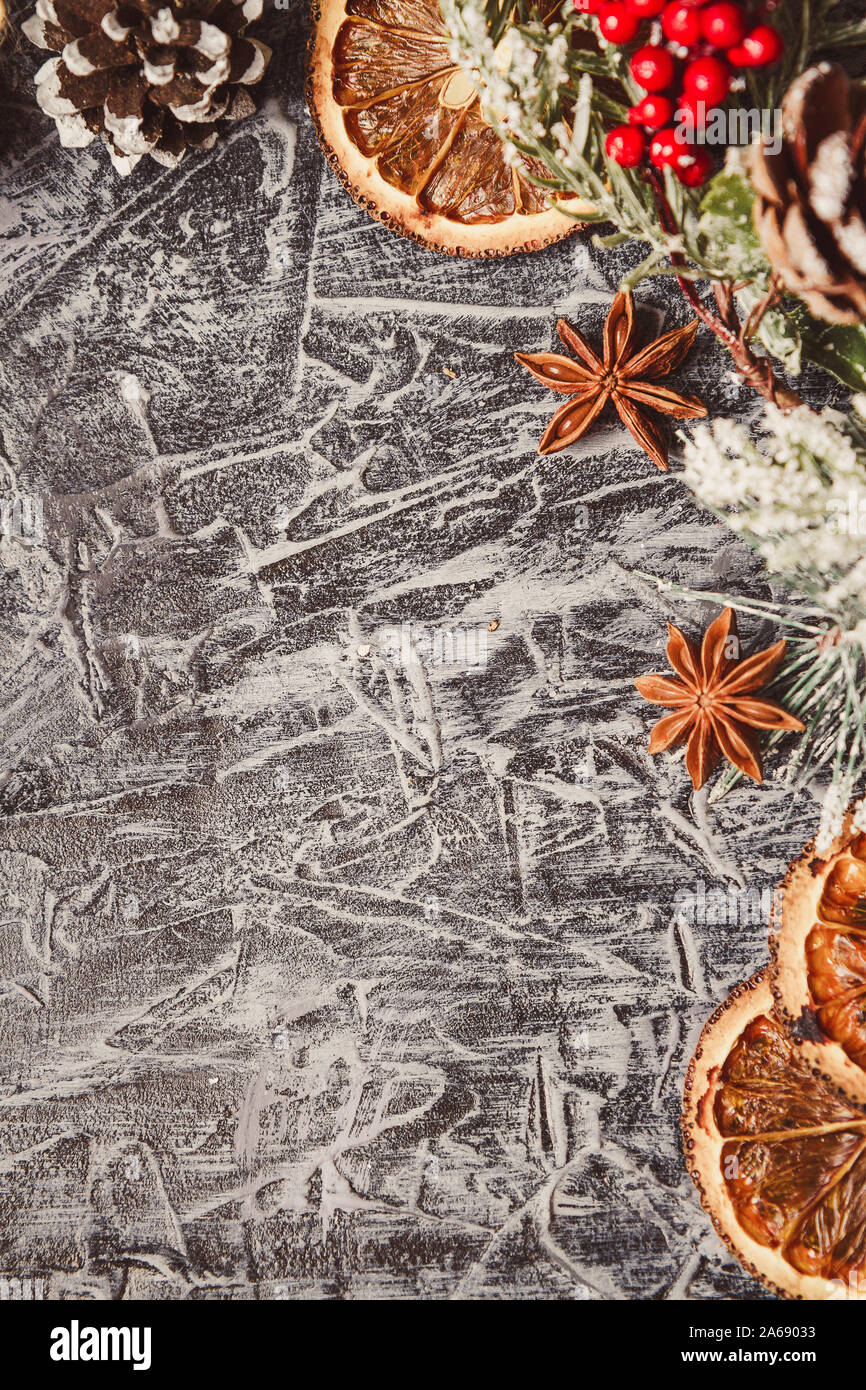 Scheda di Natale concetto con decor di vacanza sul cemento grigio Sfondo con spazio di copia Foto Stock