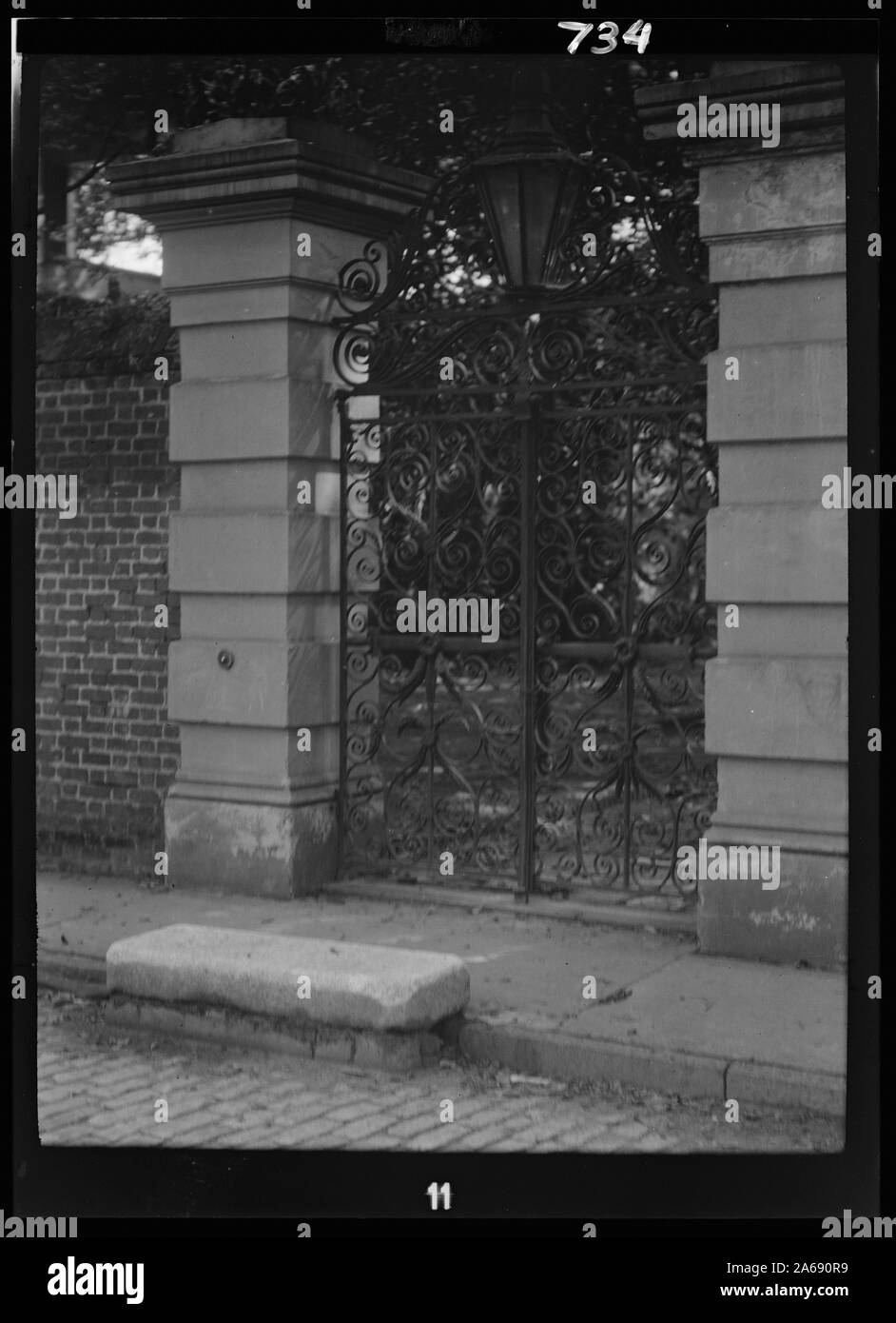Cancellata in ferro battuto [Christopher Werner porta la spada], New Orleans o Charleston, Carolina del Sud Foto Stock