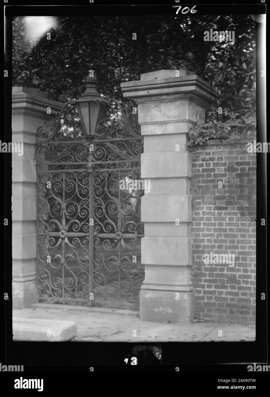 Cancellata in ferro battuto, [Christopher Werner la spada di gate a 32 Legare Street], Charleston, Carolina del Sud Foto Stock