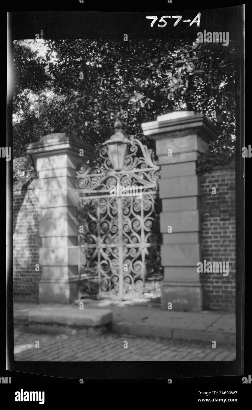 Cancellata in ferro battuto, [Christopher Werner la spada di gate a 32 Legare Street], Charleston, Carolina del Sud Foto Stock
