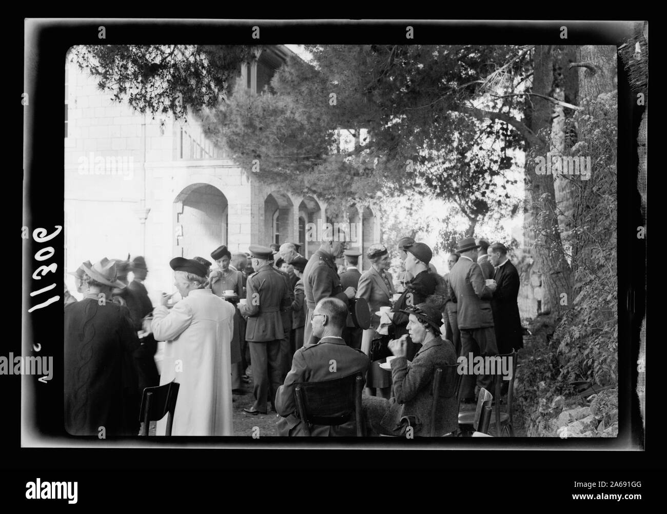 Y.M.C.A. Hostel in J'lem. [Cioè Gerusalemme] per gli uomini di H.M. Le forze. Giardino tè dopo apertura Foto Stock