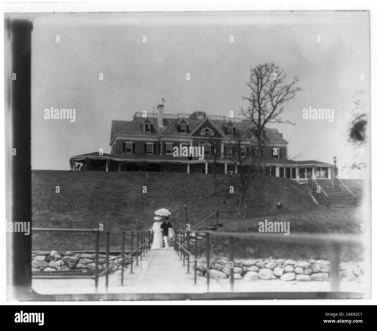 Yacht club, Oyster Bay, Long Island, N.Y. Giovane camminando sulla estremità lontana del ponte o di pier Foto Stock