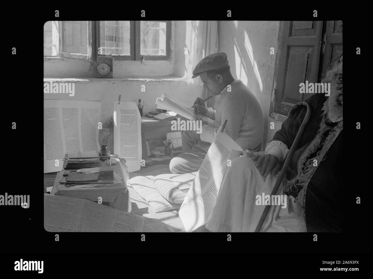 Yemenite scribi della Torah, il figlio Foto Stock