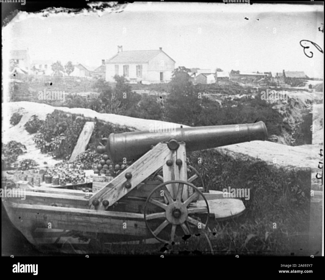 Yorktown, Va. confederato cannone navale; in background è Chiesa di Nelson, utilizzato come ospedale Abstract: Selezionato Guerra civile fotografie, 1861-1865 Foto Stock