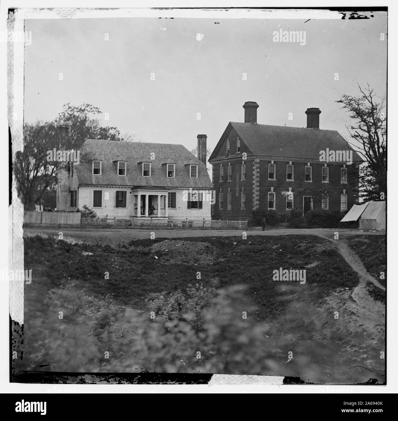 Yorktown, Va. Thomas Nelson House (a destra), utilizzato come ospedale; nel 1781 utilizzato come sede di Lord Cornwallis Abstract: Selezionato Guerra civile fotografie, 1861-1865 Foto Stock