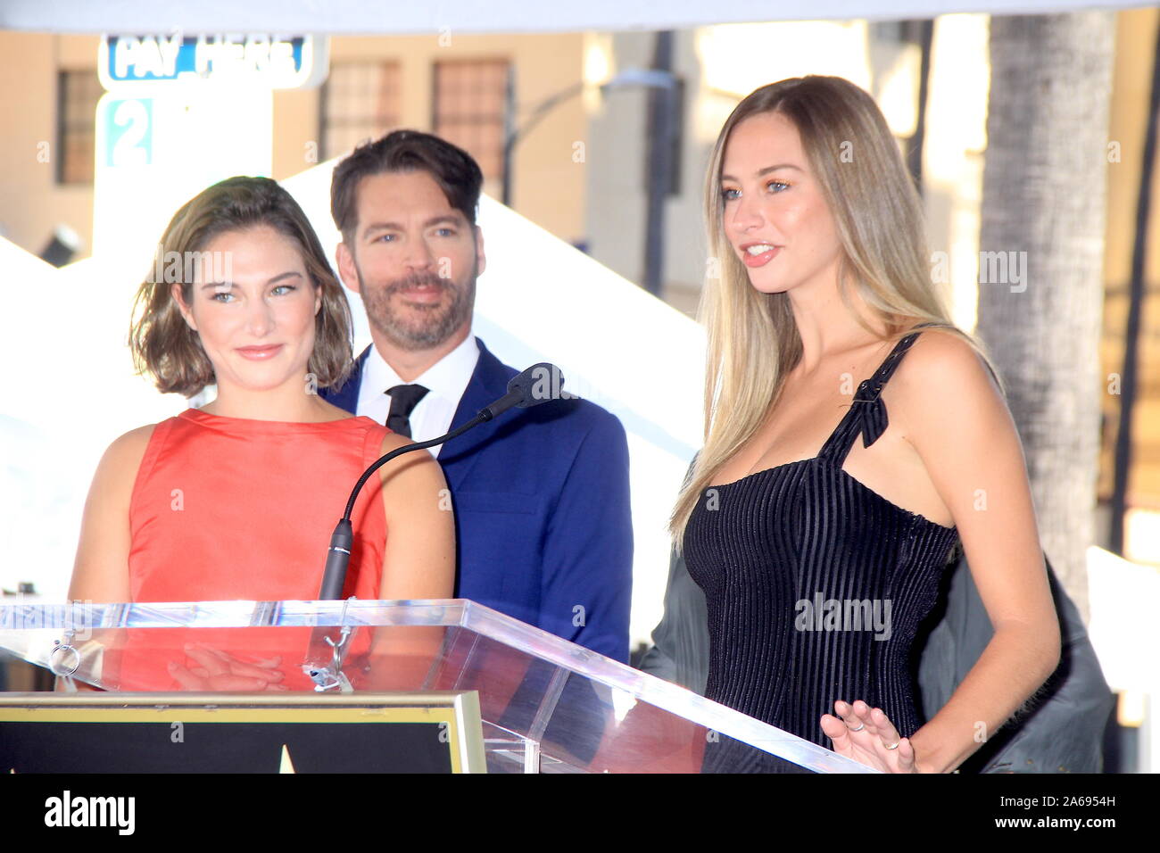 Ottobre 23, 2019, Hollywood, California, Stati Uniti d'America: mi16077CHW.Hollywood Camera di Commercio onori HARRY CONNICK JR con stella sulla Hollywood Walk of Fame.7080 Hollywood Boulevard, Hollywood, California, Stati Uniti d'America .10/24/2019 .CHARLOTTE CONNICK, HARRY CONNICK JR. E LA GEORGIA CONNICK.Â©Clinton H.Wallace/Photomundo International/ Foto Inc (credito Immagine: © Clinton Wallace/Globe foto via ZUMA filo) Foto Stock