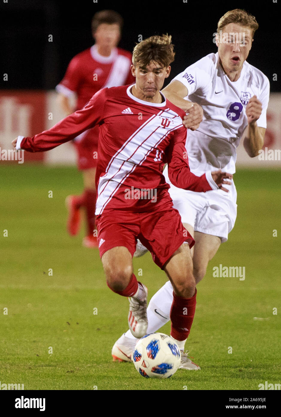 Indiana University di Joshua Penn (11) gioca contro Evansville, Jakub Hall (8) durante un NCCA soccer game Martedì, Ottobre 22, 2019 a Armstrong Stadium, in Bloomington, ind. (Foto di Jeremy Hogan/l'Bloomingtonian) Foto Stock