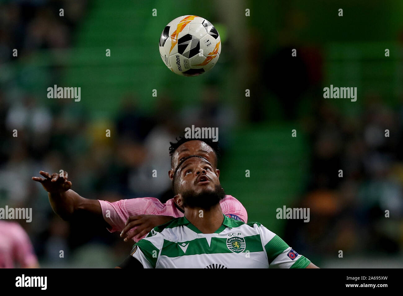 Lisbona, Portogallo. 24 ott 2019. Samuel Adegbenro di Rosenborg BK (back ) vies con Valentin di Rosier Sporting CP durante la UEFA Europa League Gruppo D partita di calcio tra Sporting CP e Rosenborg BK a José Alvalade stadium di Lisbona, in Portogallo, il 24 ottobre 2019. Credito: Pedro Fiuza/ZUMA filo/Alamy Live News Foto Stock