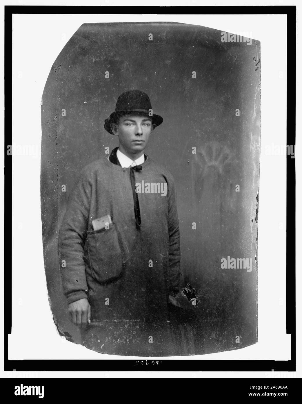 Giovane uomo in smock Foto Stock