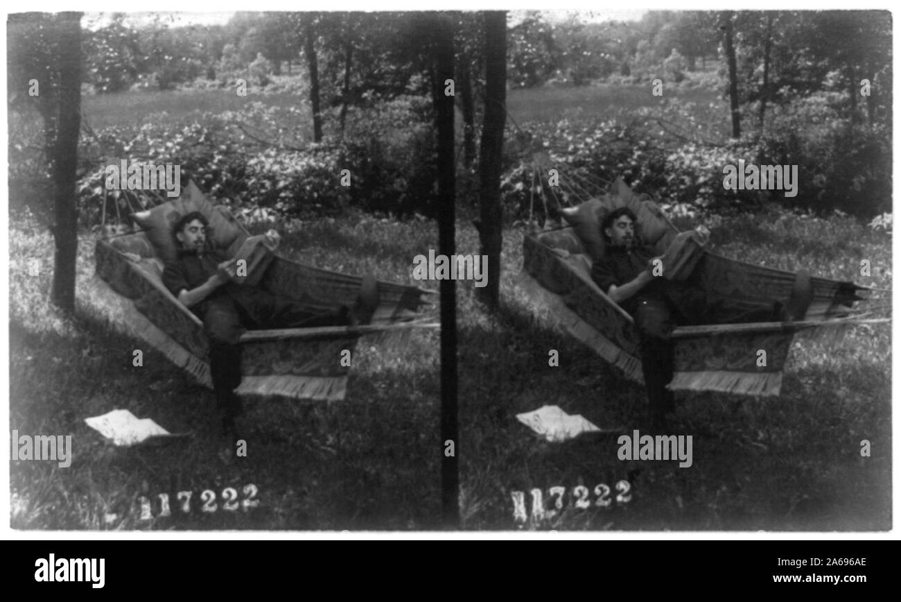 Giovane uomo disteso in una amaca Foto Stock