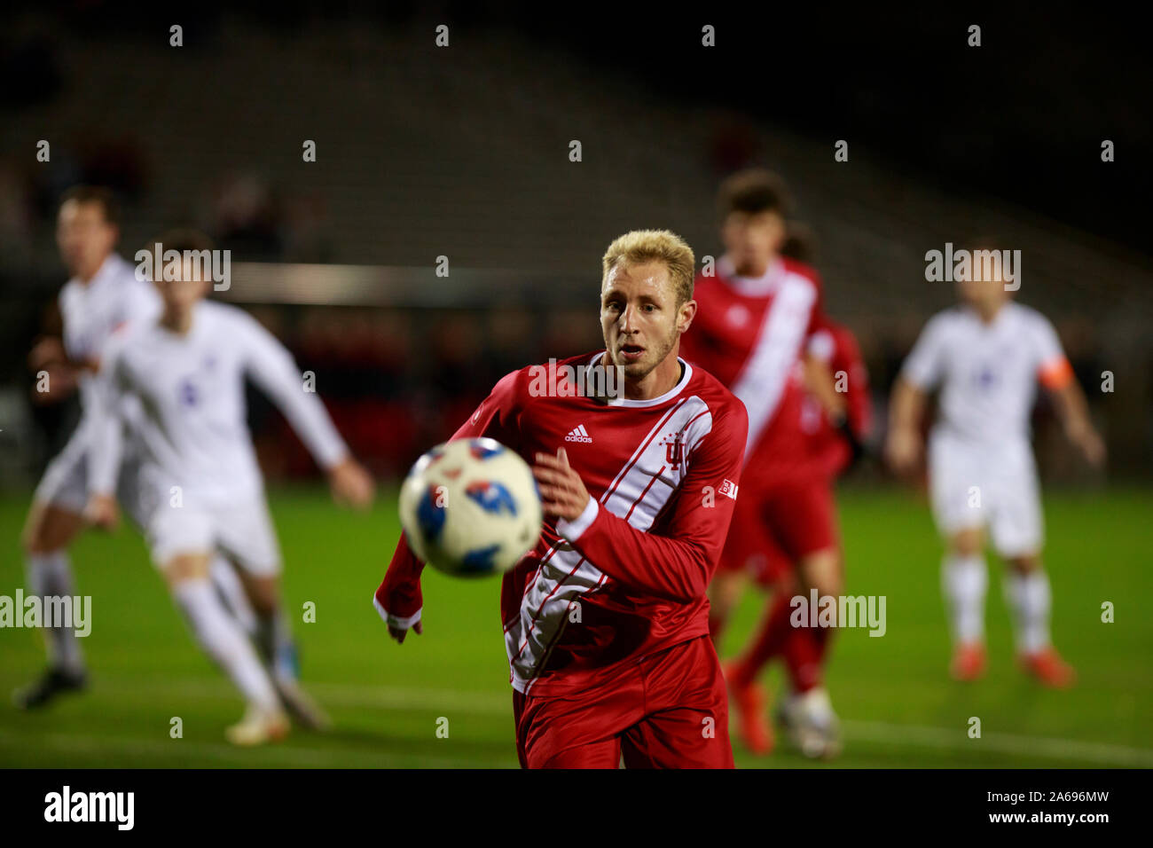 Indiana University di A.J. Palazzolo (4) gioca contro Evansville durante un NCCA soccer game Martedì, Ottobre 22, 2019 a Armstrong Stadium, in Bloomington, ind. (Foto di Jeremy Hogan/l'Bloomingtonian) Foto Stock