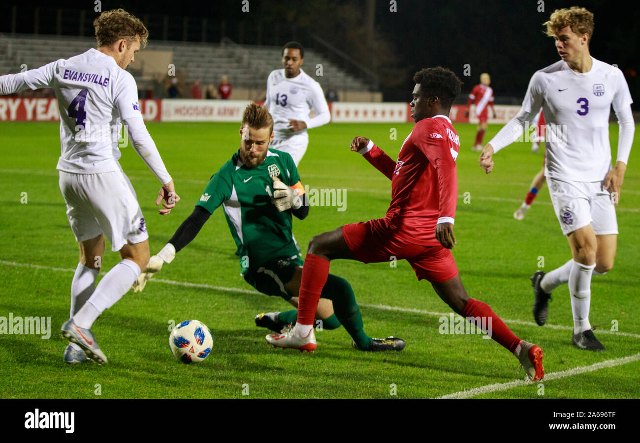 Indiana University di Herbert Endeley (17) gioca contro sEvansville's Frederik Reimer (1) durante un NCCA soccer game Martedì, Ottobre 22, 2019 a Armstrong Stadium, in Bloomington, ind. (Foto di Jeremy Hogan/l'Bloomingtonian) Foto Stock