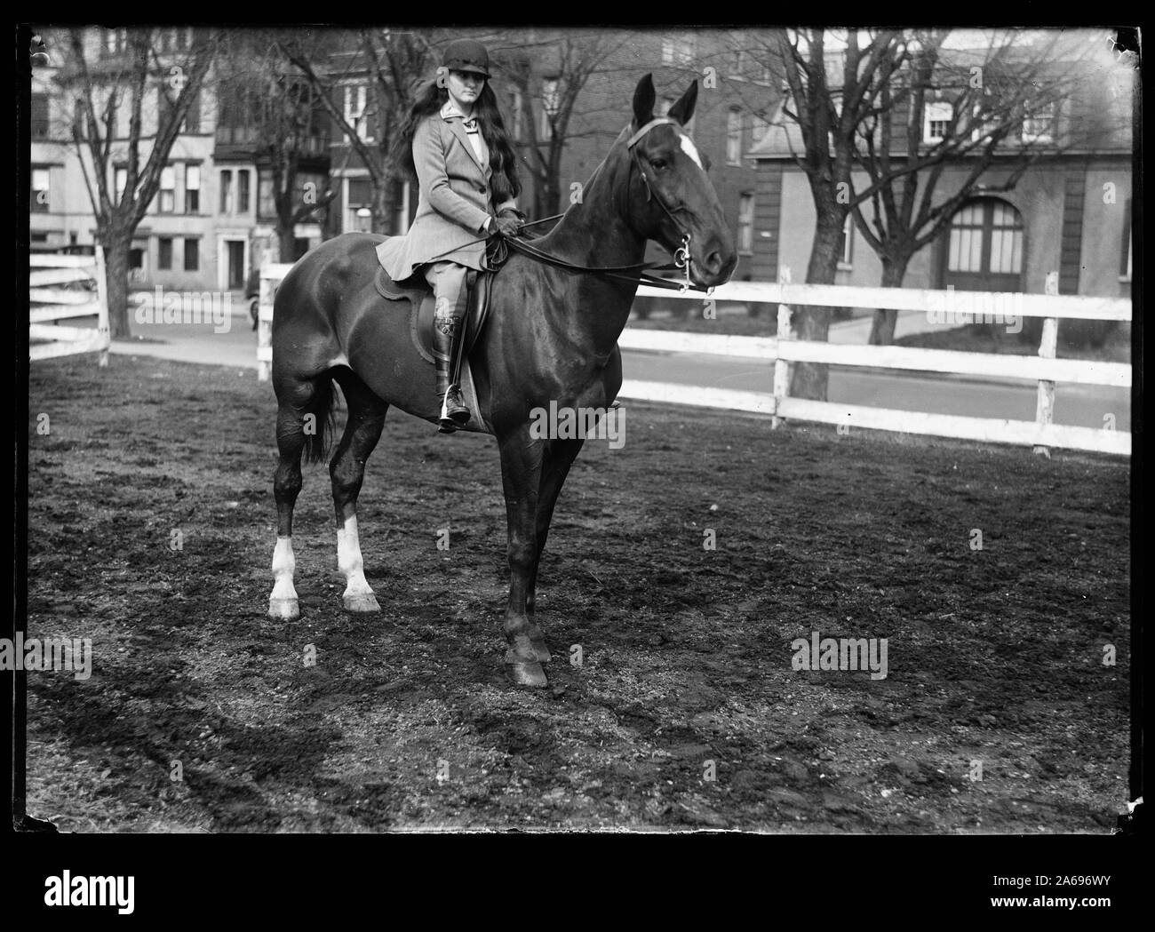 Giovane donna a cavallo Foto Stock