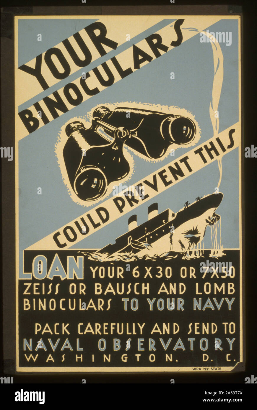 Il binocolo potrebbe impedire che questo riassunto: Poster chiedendo ai cittadini di prestito i loro binocoli per la Marina Militare, che mostra una coppia di binocolo e una nave che affonda. Foto Stock