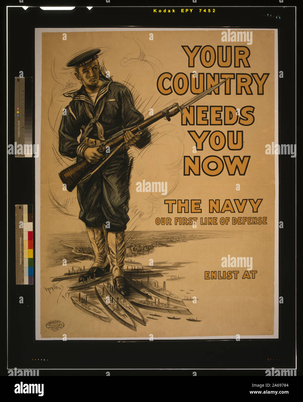 Il vostro paese ha bisogno di voi ora - la marina, la nostra prima linea di difesa Abstract: Poster raffigurante un marinaio tenendo un fucile ed un porto con molte navi. Foto Stock