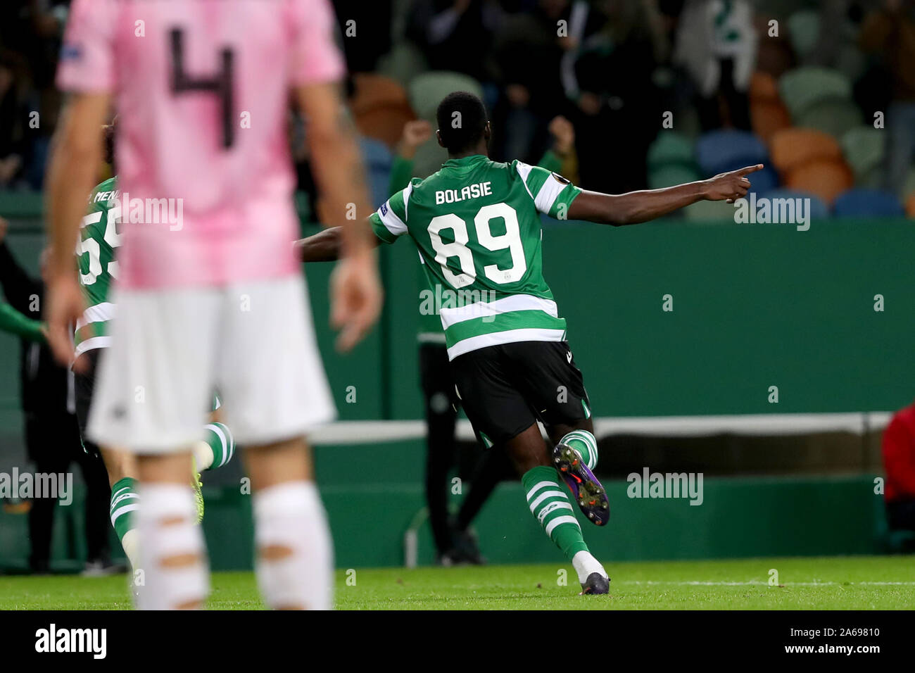 Lisbona. 24 ott 2019. Yannick Bolasie di Sporting CP celebra dopo un goal durante una UEFA Europa League Gruppo D partita di calcio tra Sporting CP e Rosenborg BK a Lisbona, Portogallo su 24 Ottobre, 2019. Credito: Pedro Fiuza/Xinhua/Alamy Live News Foto Stock