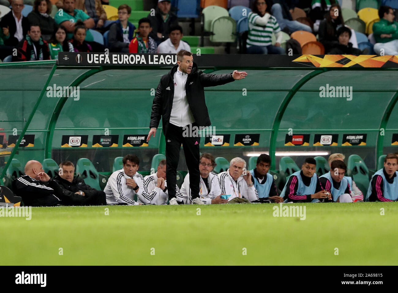 Lisbona. 24 ott 2019. Rosenborg's head coach Eirik Horneland gesti durante una UEFA Europa League Gruppo D partita di calcio tra Sporting CP e Rosenborg BK a Lisbona, Portogallo su 24 Ottobre, 2019. Credito: Pedro Fiuza/Xinhua/Alamy Live News Foto Stock