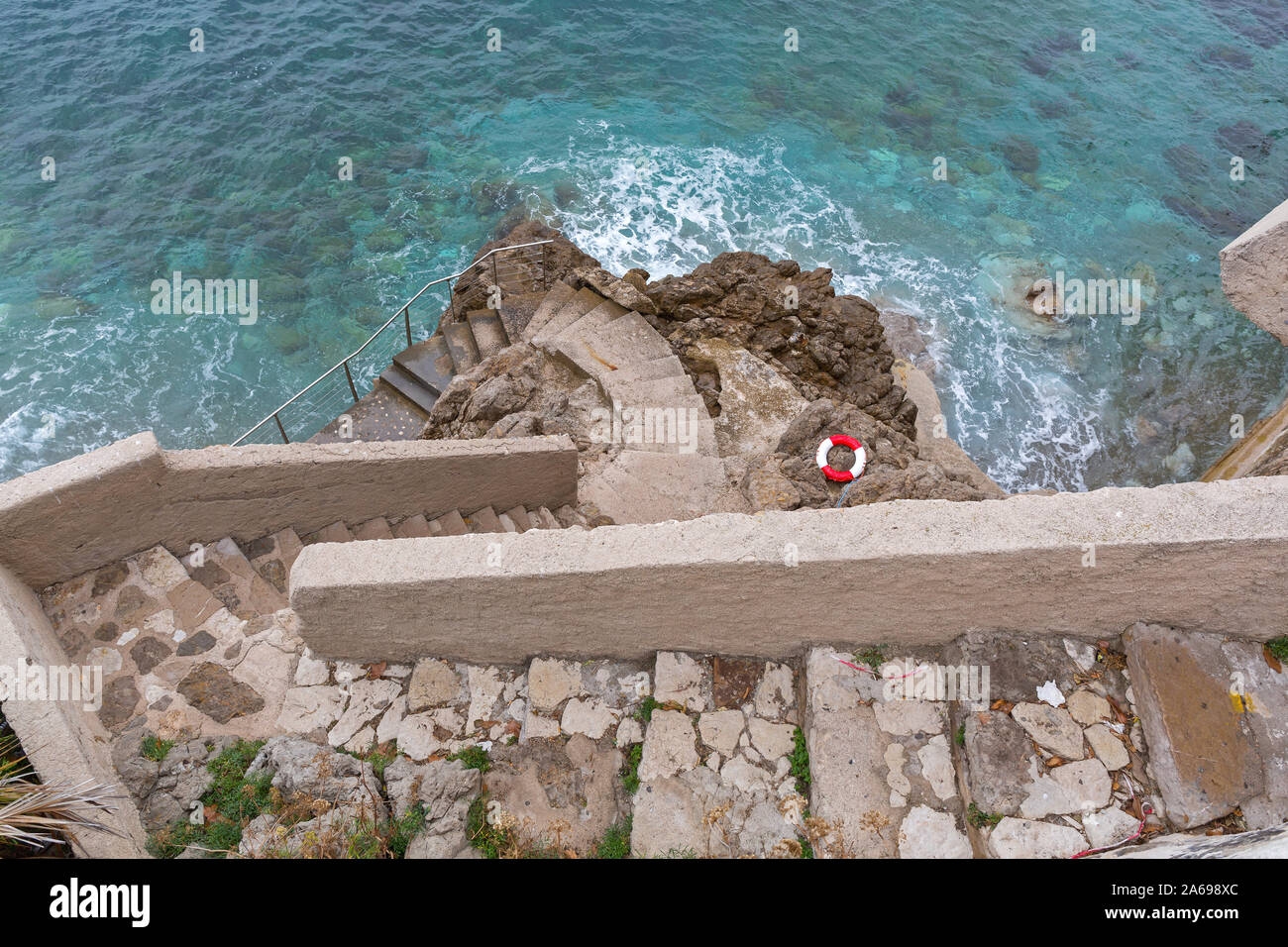 Scale a Ruvida Mare Mediterraneo rocce della costa Foto Stock