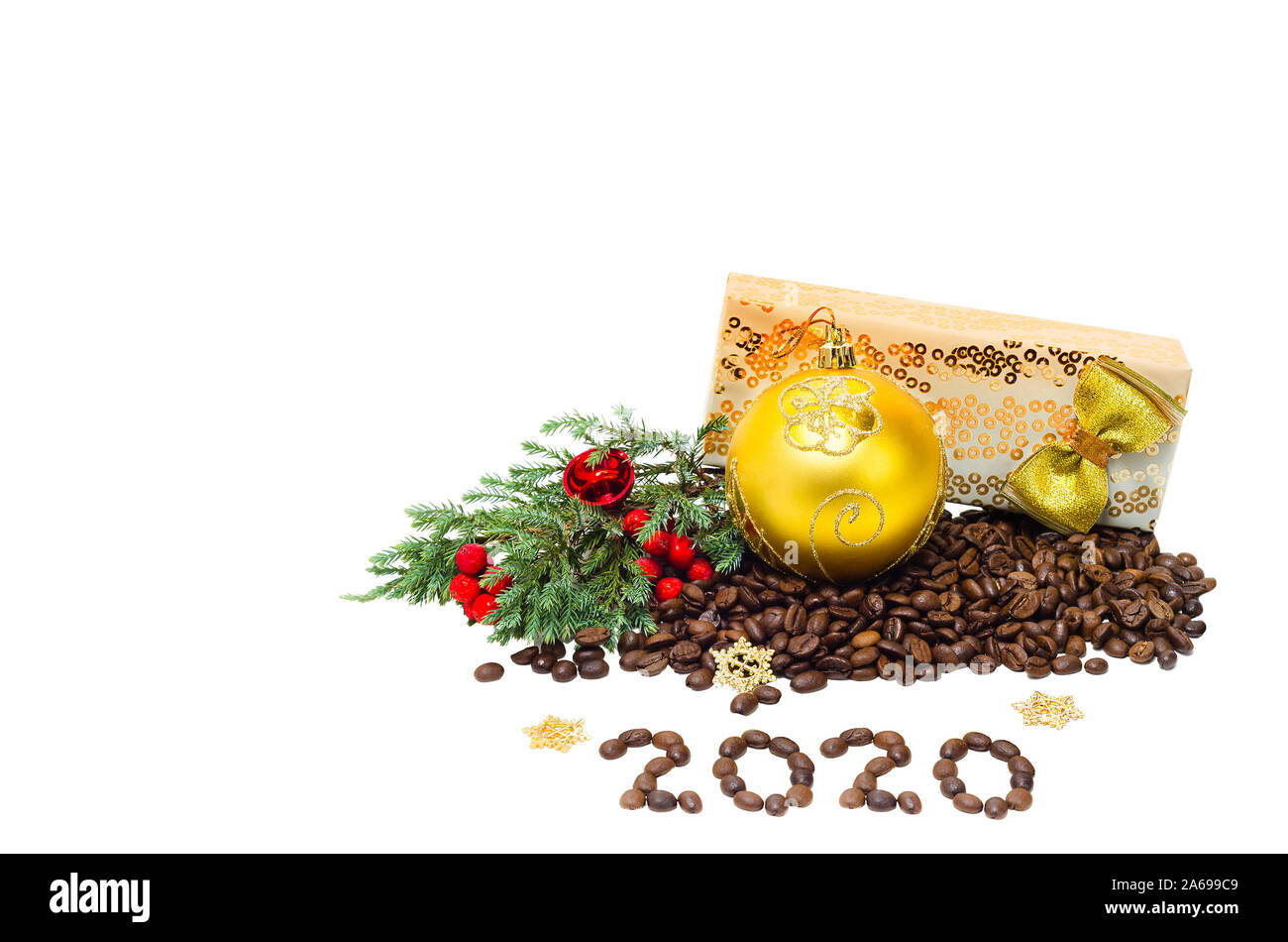 Bouquet di chicchi di caffè e le decorazioni di Natale su sfondo bianco. Un sacco di spazio per il testo Foto Stock