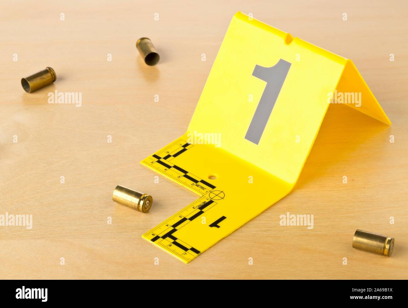 Crime Scene Investigation CSI prova marker con vuoto, sparò 9mm involucri punto sul pavimento in legno background sulla scena del crimine - polizia, prove o per Foto Stock