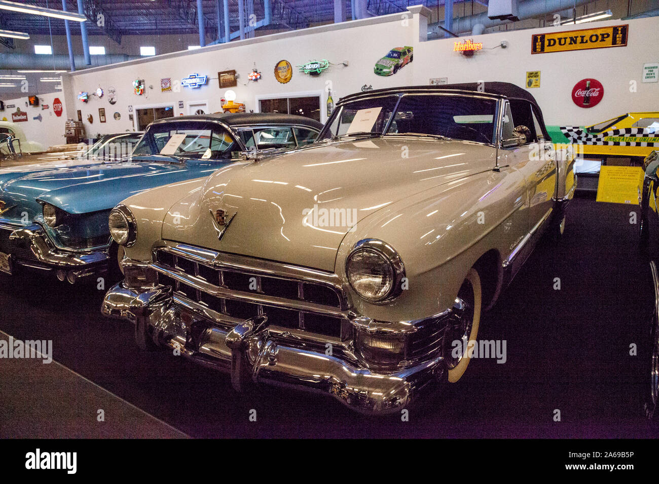 Punta Gorda, Florida, Stati Uniti d'America - 13 Ottobre 2019: Tan 1949 Cadillac visualizzati al muscolo auto del museo della città. Uso editoriale Foto Stock