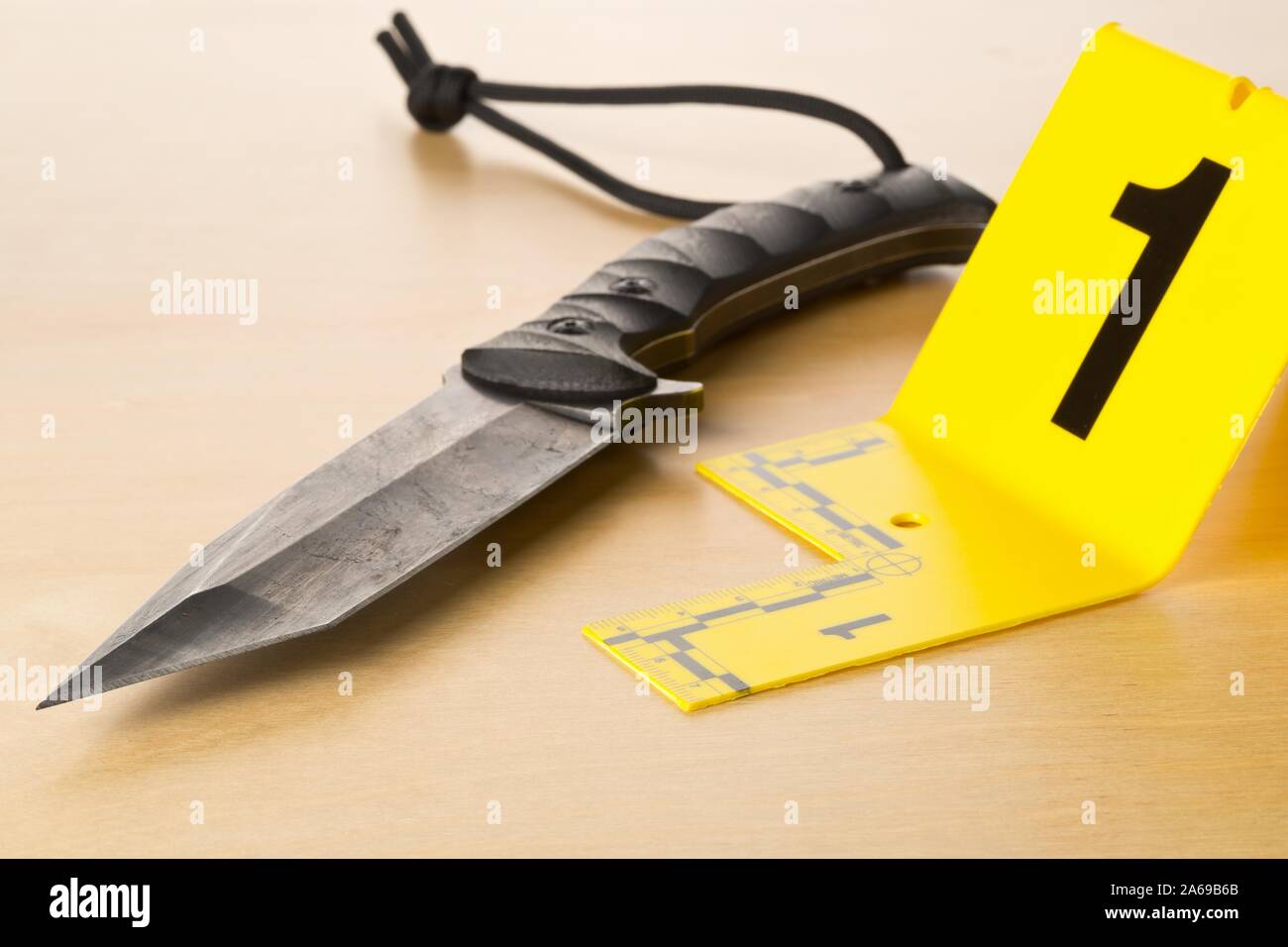 Crime Scene Investigation CSI prova marcatore con il coltello su un pavimento in legno a sfondo della scena del crimine - polizia, prove o analisi forense concep Foto Stock