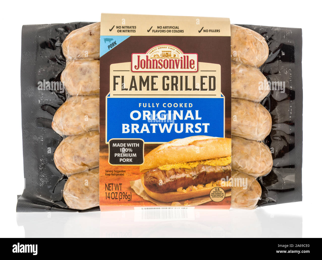 Winneconne, WI - 23 Ottobre 2019: un pacchetto di Johnsonville grigliate alla fiamma completamente bratwurst cotte su un sfondo isolato Foto Stock