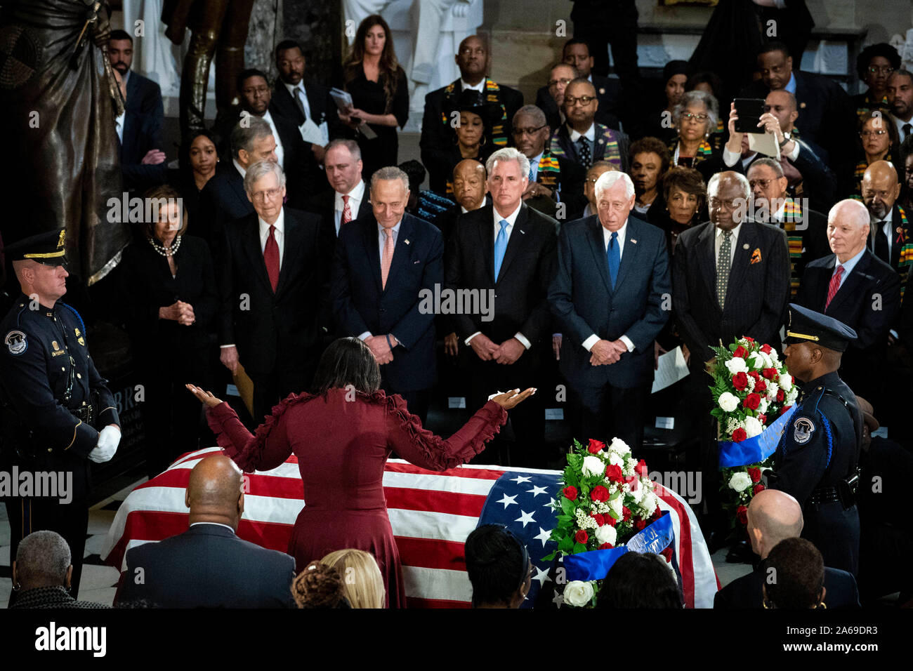 Washington DC, Stati Uniti d'America. 24 ott 2019. Maya Rockeymoore, vedova del tardo rappresentante degli Stati Uniti Elia Cummings (Democratico del Maryland), alza le braccia al di sopra del scrigno di Cummings durante un memoriale di servizio nella statuaria nazionale Hall presso l'U.S. Campidoglio in Washington, DC, Stati Uniti, giovedì 24 ottobre, 2019. Cummings, una figura chiave nel democratici' impeachment inchiesta e un critico feroce del Presidente americano Trump, morì all'età di 68 il 17 ottobre a causa di complicazioni relative lunga sfide sanitarie. Credito: dpa picture alliance/Alamy Live News Foto Stock